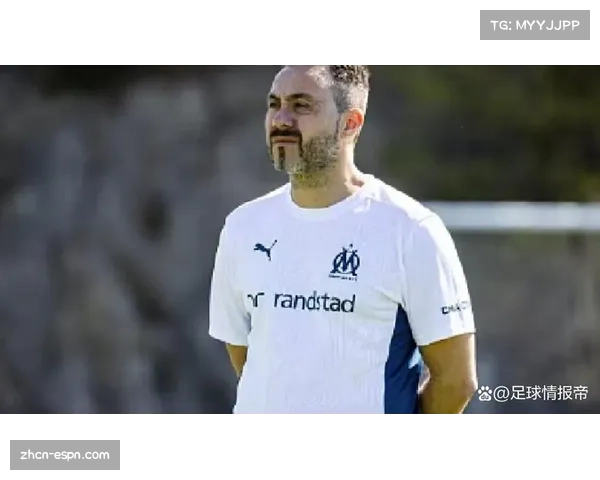 突发：马赛球员与对方教练组发生冲突，主裁判出示三张黄牌