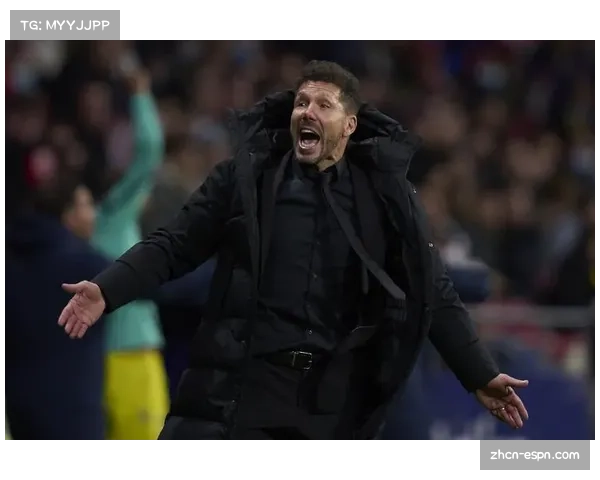 场边镜头：西蒙尼因抗议裁判判罚吃到黄牌，并向第四官员展示平板电脑上的越位线